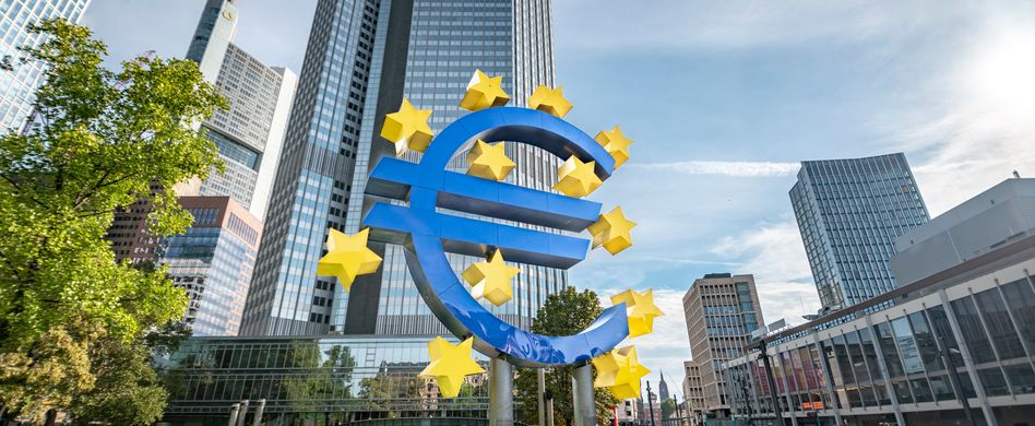 europäische zentralbank in frankfurt mit eurozeichen davor