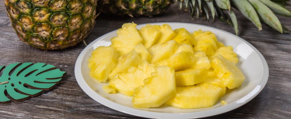 Ananas richtig schneiden: Schnell und dekorativ