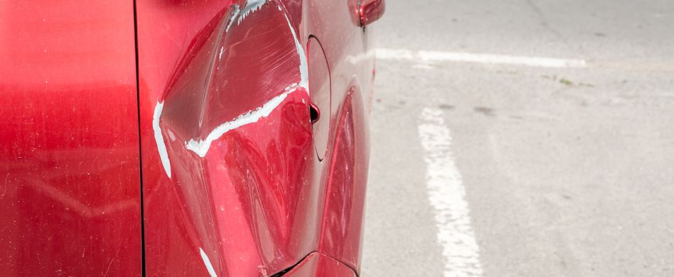 Auto schlecht eingeparkt: Wer haftet bei einem Unfall?