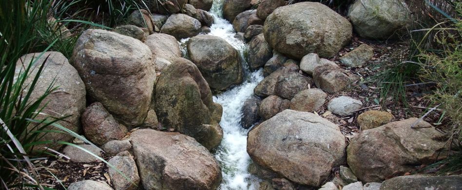 Bachlauf selber bauen: Tipps für das dekorative Fließgewässer