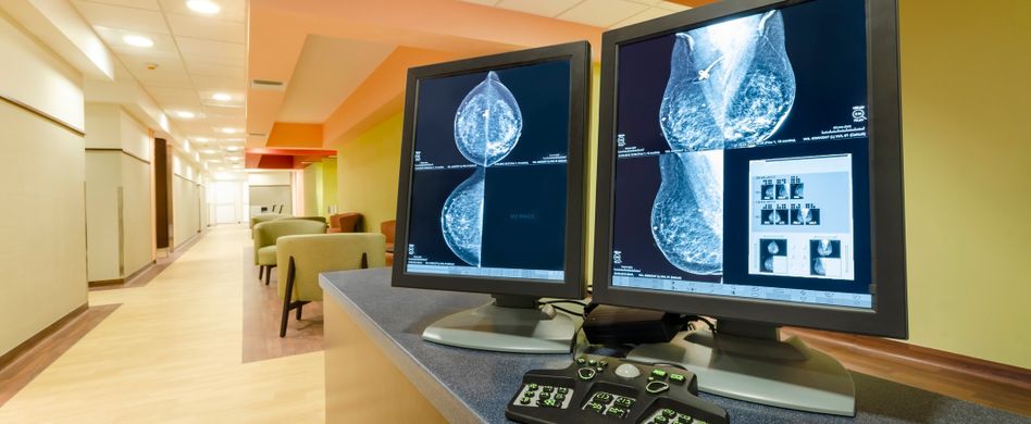 Brustkrebs erkennen: Tastuntersuchung und Mammografie beim Arzt