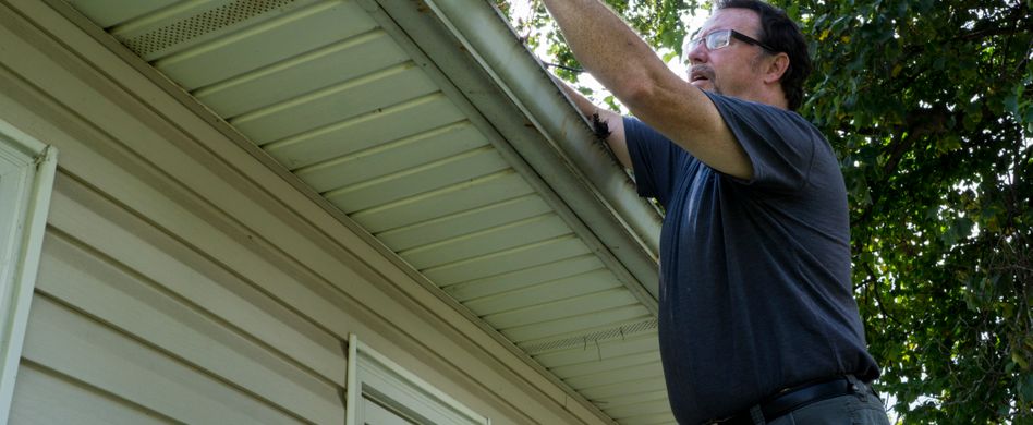 Dachüberstand verkleiden und Hausfassade schützen