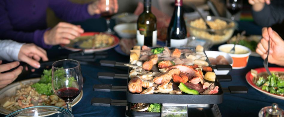 Die 6 wichtigsten Raclette-Tipps für das perfekte Winteressen