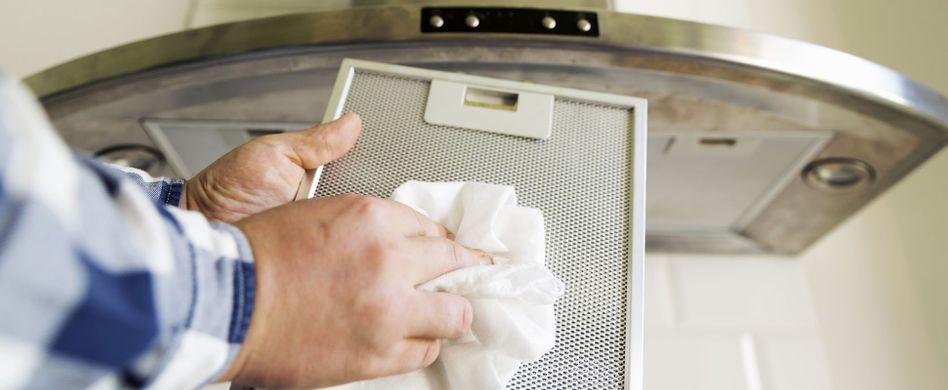 Die Dunstabzugshaube sorgt auch bei starken Kochgerüchen für gute Luft in der Küche. Damit Sie lange Freude an Ihrem Gerät haben, sollten Sie es regelmäßig reinigen. Das ist gar nicht so schwer.