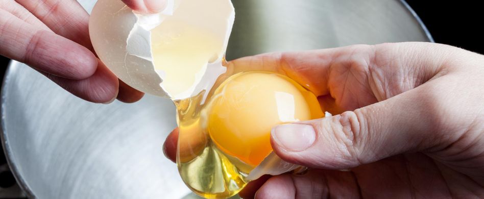 Eier trennen: 5 Tricks für eine astreine Separation von Dotter und Eiklar