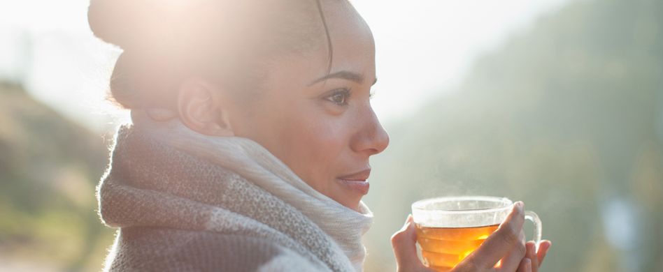 Flüssigkeitsverlust: Besser Heißes oder Kaltes trinken bei Hitze?
