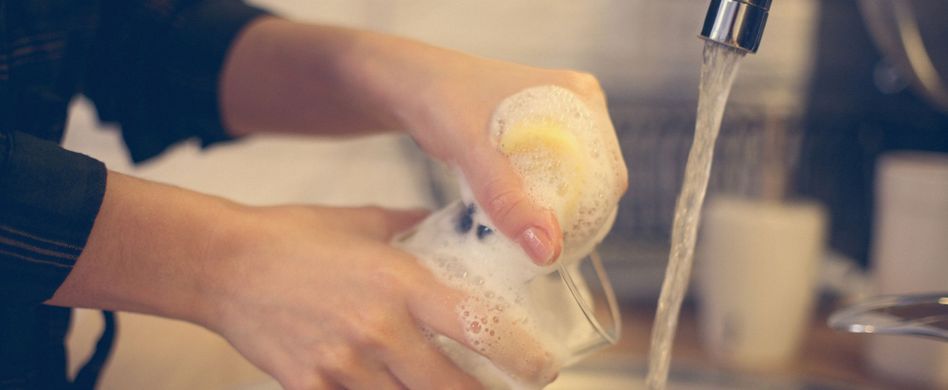Geschirrspüler sparsamer als Abwaschen per Hand? Ein Vergleich