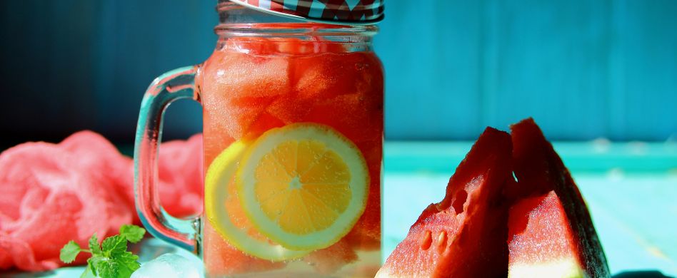 Gesunde Limonade selber machen: 4 Ideen für die coole Erfrischung
