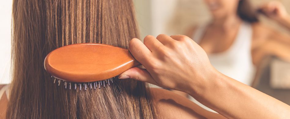Haarausfall bei Frauen: 8 Ursachen für den Verlust