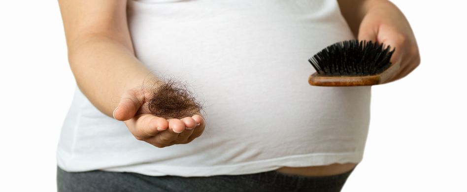 schwangere frau mit haaren in bürste