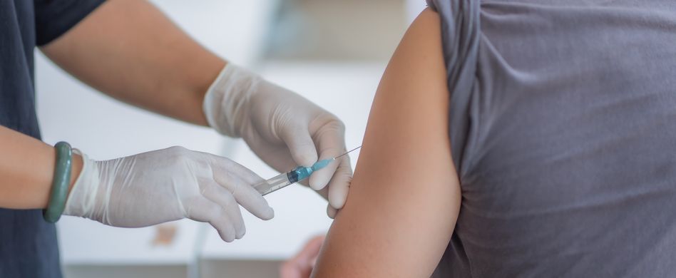 Impfung gegen Corona in den Arm