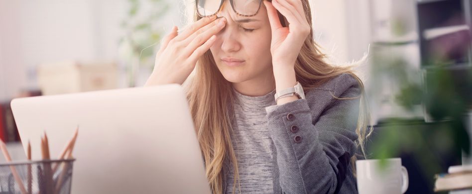 Kopfschmerzen und Blitze vor den Augen: schnell zum Arzt