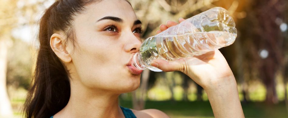 Mehr Wasser trinken: 4 Methoden, um hydriert zu bleiben