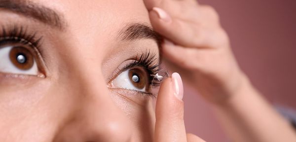 schminken-mit-brille-oder-kontaktlinsen-smarte-make-up-tipps-bild-1