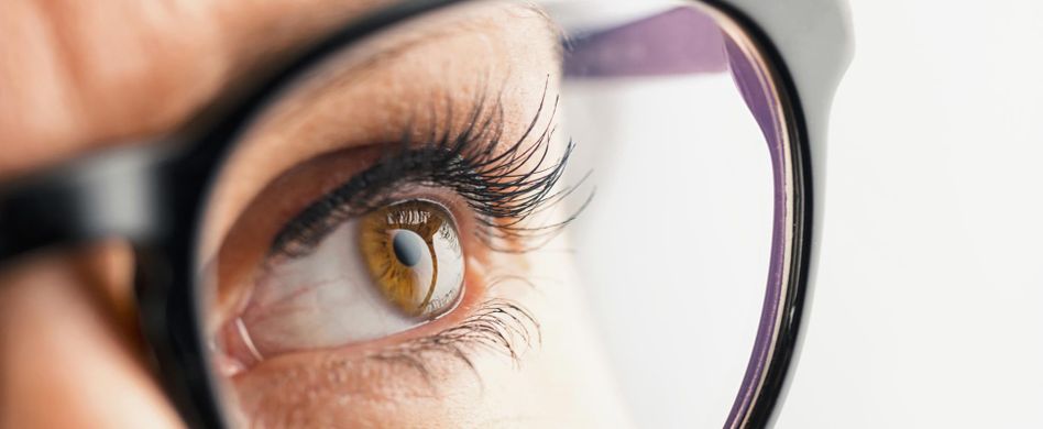 Schminken mit Brille oder Kontaktlinsen: Smarte Make-up-Tipps