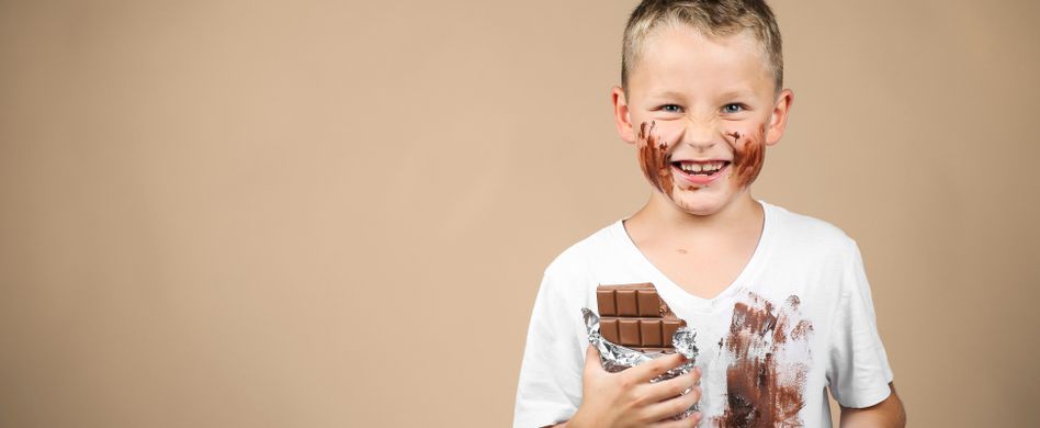 Schokoladenflecken entfernen aus Kleidung, Sofa und Co.: So gehts