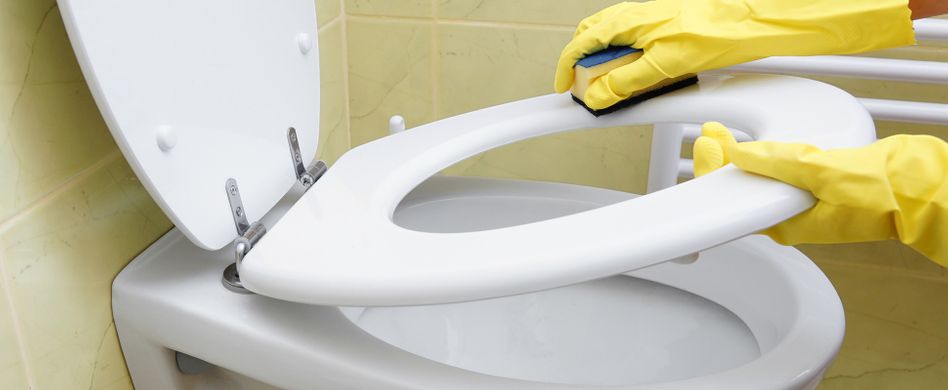 Toilette reinigen mit Backpulver, Cola und Co.: 5 Hausmittel, die es mehr als einfach machen