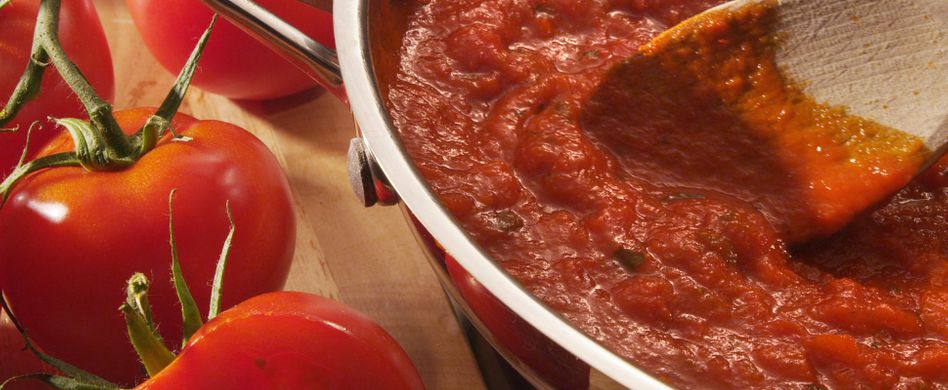 Tomatenflecken entfernen aus Kleidung, Polster & Co.: 6 Tricks