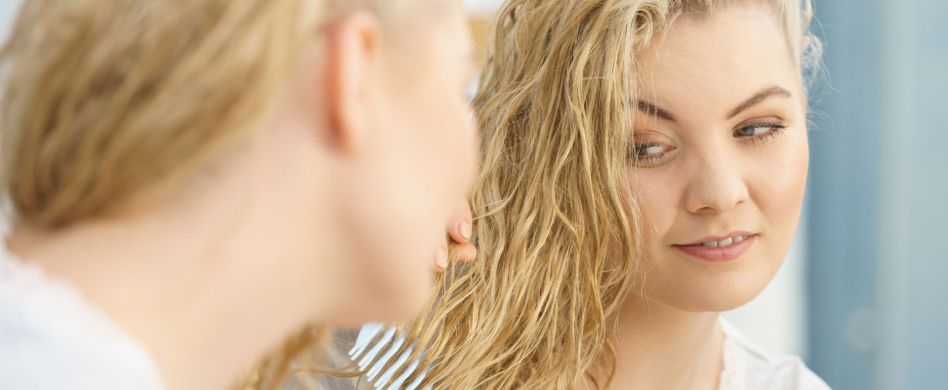 Trocken-Shampoo selber machen: Schnelle Hilfe gegen fettige Haare