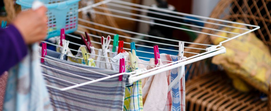Wäsche in der Wohnung trocknen: Schimmelgefahr minimieren