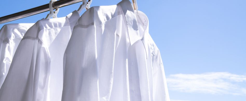 Wie wäscht man ein weißes Hemd?