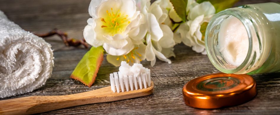 Zahnpasta selber machen: Mit einfachen Hausmitteln ohne Plastik