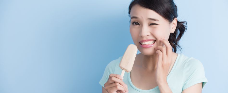 Zahnschmerzen durch freiliegende Zahnhälse: Was hilft bei empfindlichen Zähnen?