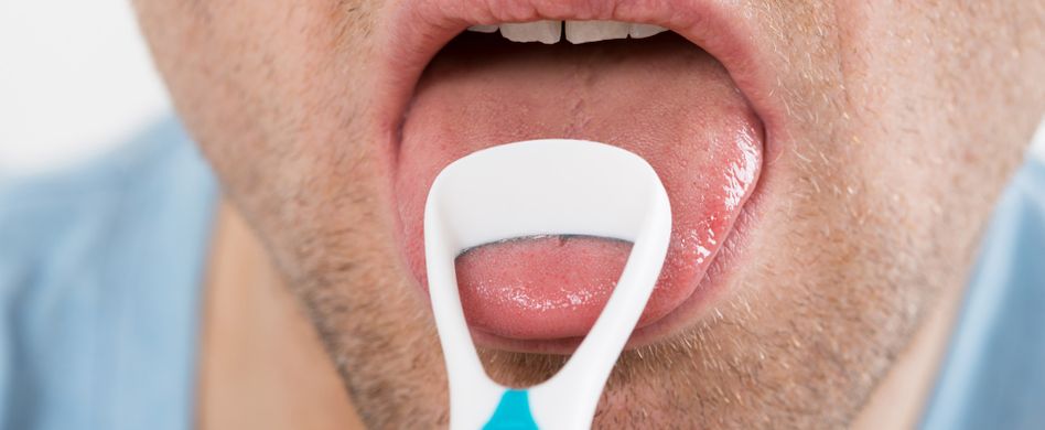 Zunge reinigen: Darum sind Zungenschaber und Co. so wichtig